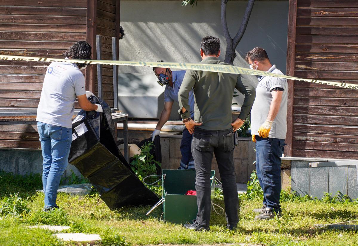 Parktaki LED ekranın ayağında erkek cesedi bulundu 1