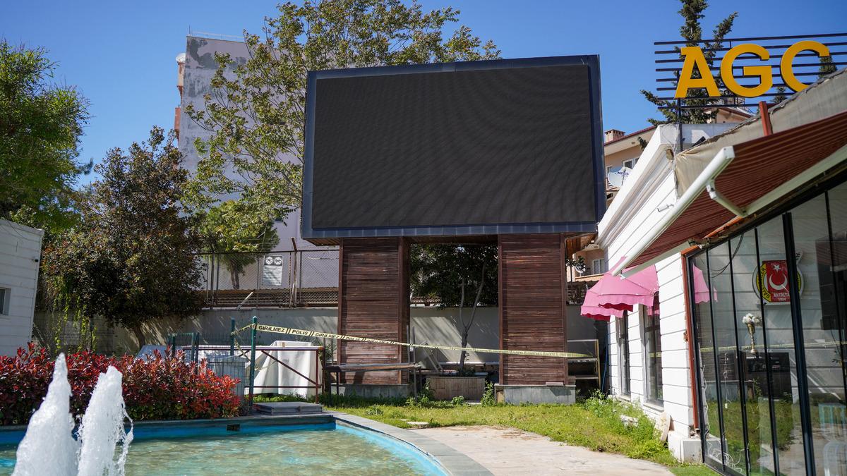 Parktaki LED ekranın ayağında erkek cesedi bulundu