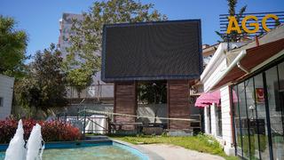 Parktaki LED ekranın ayağında erkek cesedi bulundu