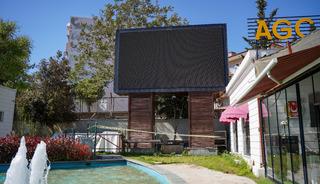 Parktaki LED ekranın ayağında erkek cesedi bulundu