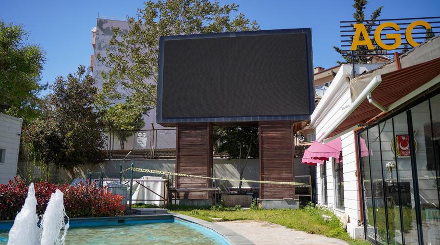 Parktaki LED ekranın ayağında erkek cesedi bulundu