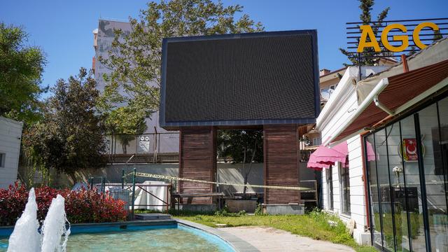 Parktaki LED ekranın ayağında erkek cesedi bulundu