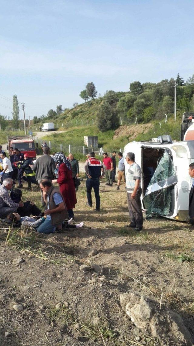 Antalya’da akaryakıt tankeri ile öğrenci servisi çarpıştı: 1’i ağır 16 yaralı (2)