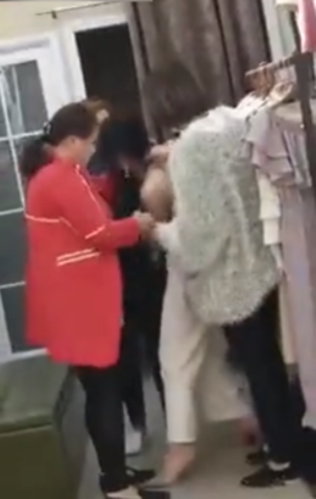 Kocasının metresini mağazada bastı! &Ccedil;ırıl&ccedil;ıplak soyup...