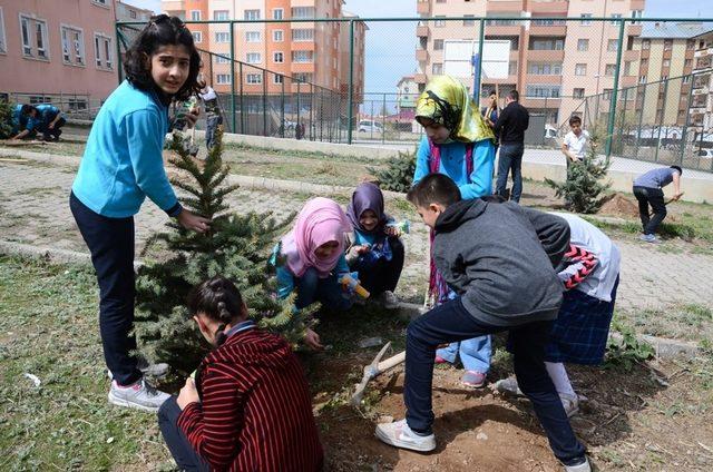 Palandöken Belediyesi öğrencilerle fidan dikti