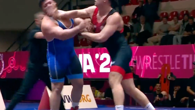 Rakibi tokat attı! Diskalifiye oldu! Kayaalp finale çıktı