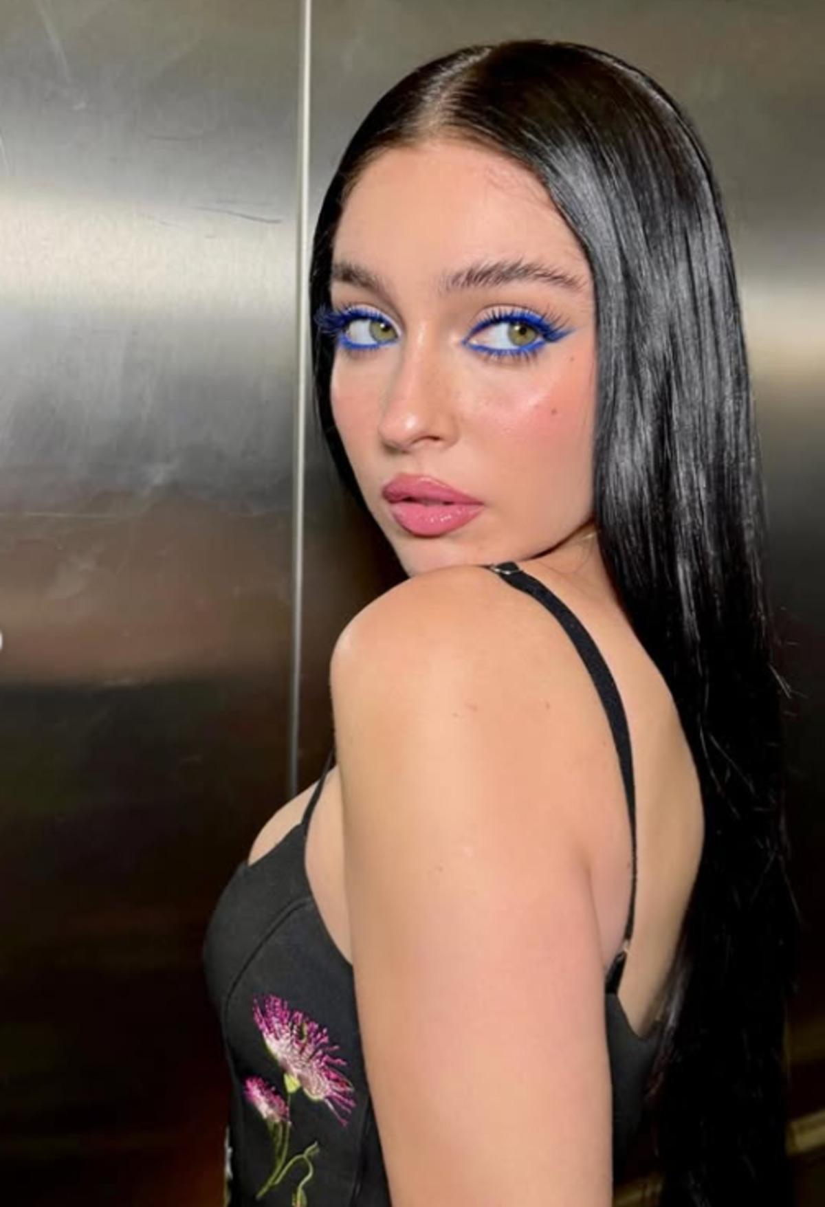 Cemre Baysel s&uuml;per mini elbisesiyle poz verdi! Hayranlarını mest etti 2