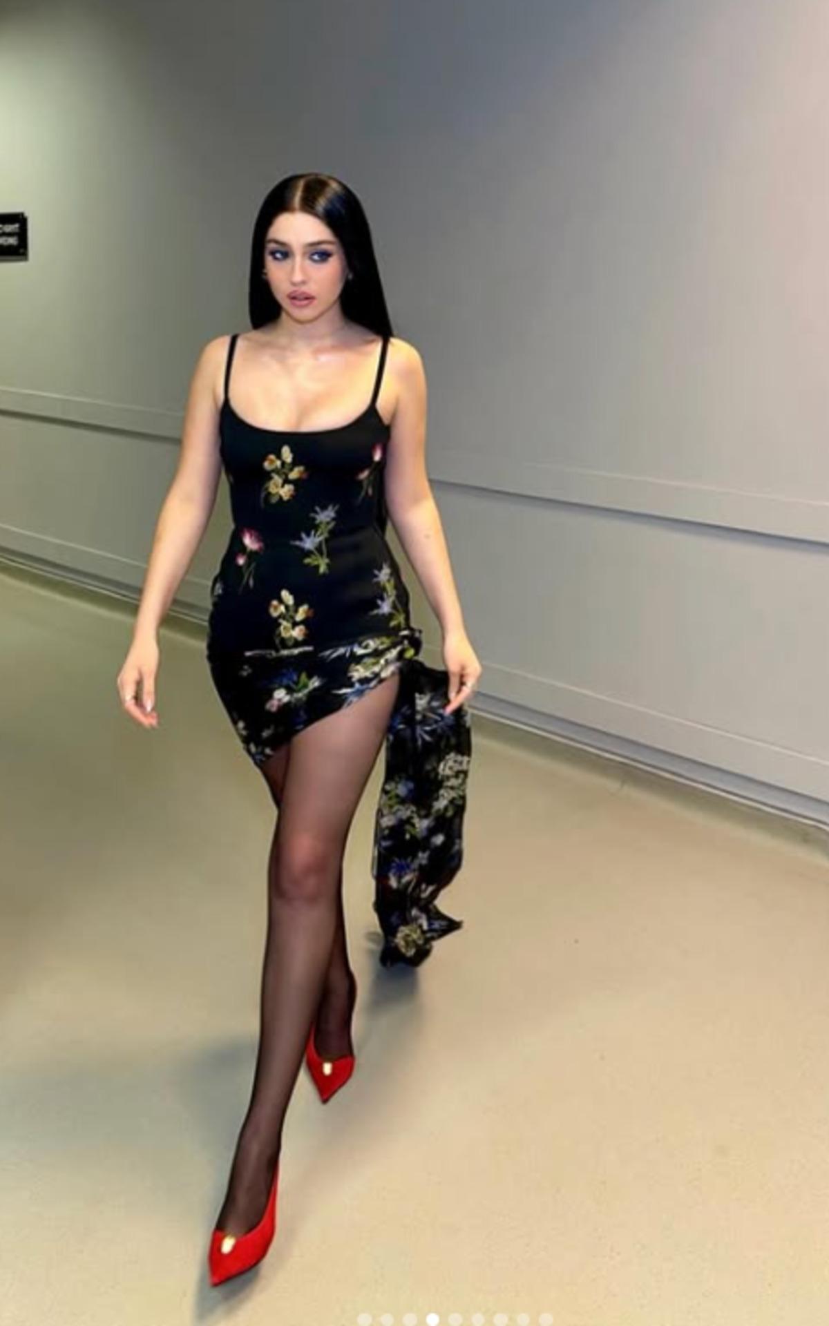 Cemre Baysel s&uuml;per mini elbisesiyle poz verdi! Hayranlarını mest etti 3