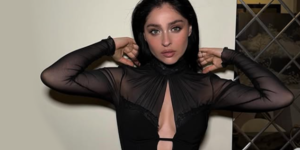 S&uuml;per mini elbisesiyle poz verdi! Beğeni yağdı