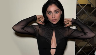 S&uuml;per mini elbisesiyle poz verdi! Beğeni yağdı