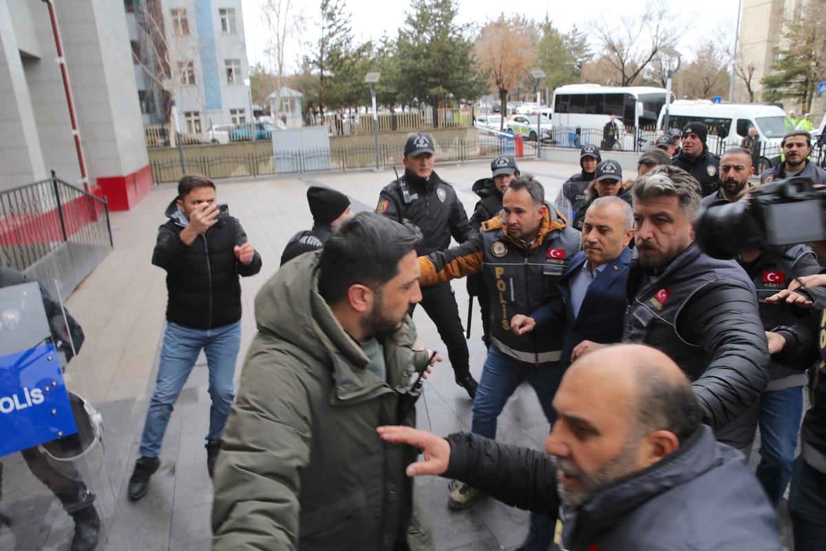 G&uuml;listan Doku soruşturması! Eski Tunceli Valisi Tuncay Sonel adliyeye sevk edildi: "Devletin valisiyim emniyette cevap vermem" 2