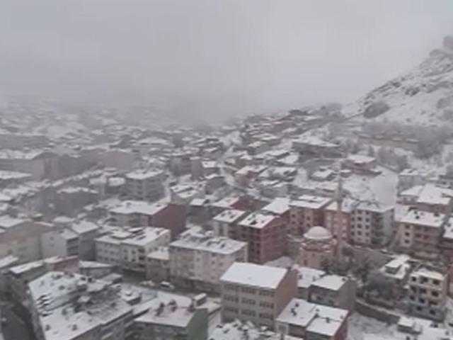 Nisanın sonunda kar s&uuml;rprizi! 'Bir uyandık ki her yer bembeyaz'