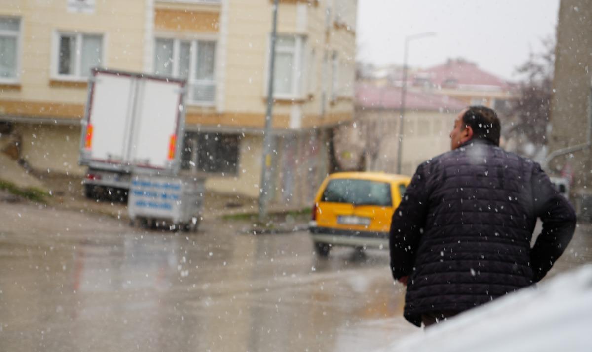 Nisanın sonunda kar s&uuml;rprizi!  Bir uyandık ki her yer bembeyaz  1