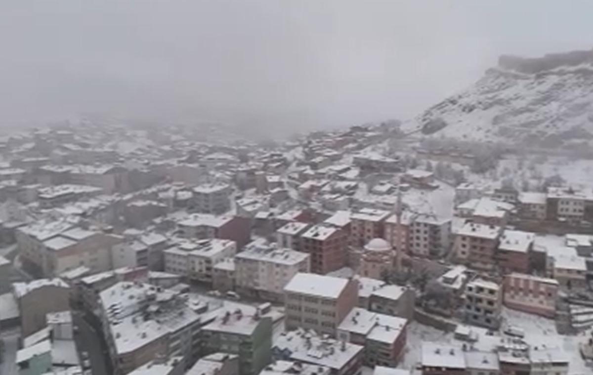 Nisanın sonunda kar s&uuml;rprizi!  Bir uyandık ki her yer bembeyaz  3