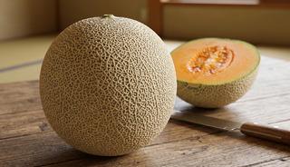 D&uuml;nyanın en pahalı kavunu: 28 bin lira! Masajla yetiştiriliyor 