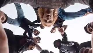 Gezmeye gittiği kendini protestonun ortasında buldu!