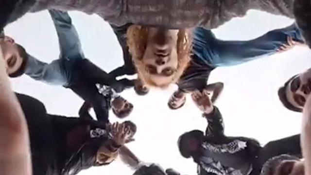 Gezmeye gittiği Diyarbakır'da kendini protestonun ortasında buldu!