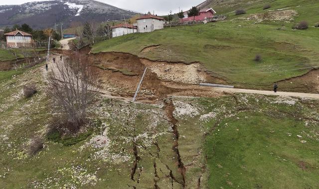 Samsun da yayla yolunda toprak kayması meydana geldi 2