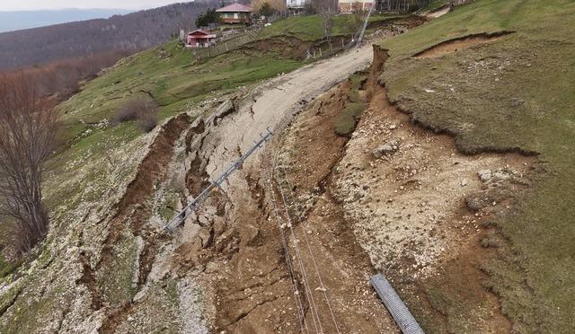 Samsun da yayla yolunda toprak kayması meydana geldi 1