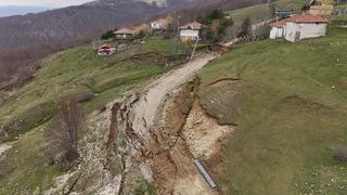 Samsun'da yayla yolunda toprak kayması meydana geldi