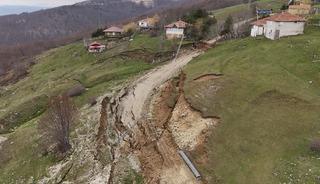 Samsun'da yayla yolunda toprak kayması meydana geldi
