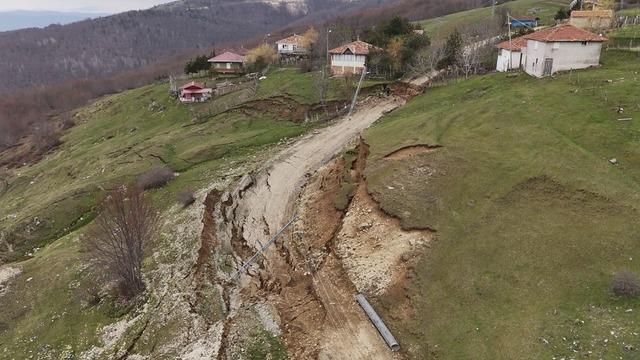 Samsun'da yayla yolunda toprak kayması meydana geldi