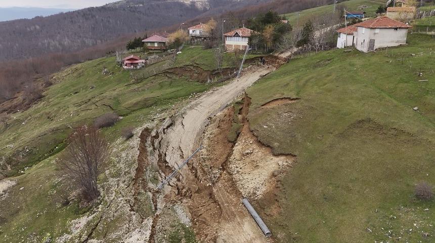 Samsun'da yayla yolunda toprak kayması meydana geldi