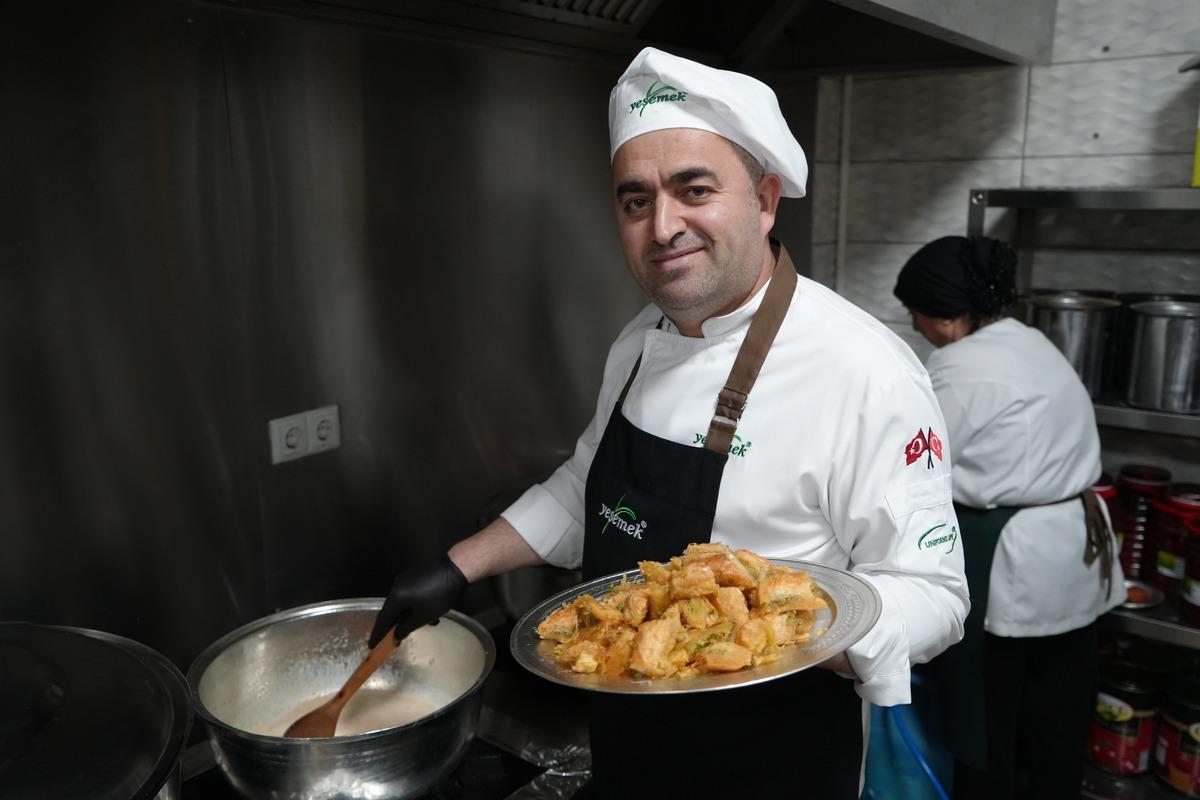 İsraftan doğdu, 250 TL&rsquo;ye satılıyor! Gaziantep&rsquo;te yeni tatlı akımı 1