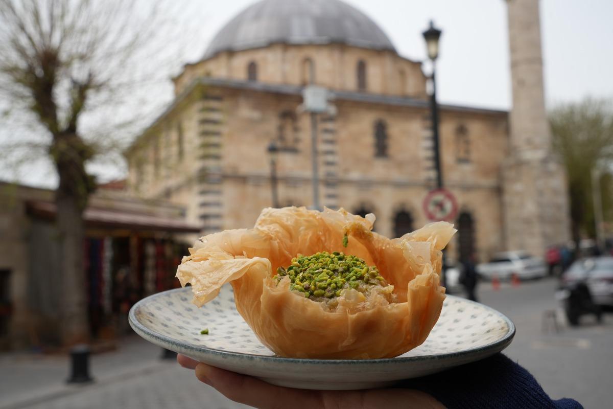 İsraftan doğdu, 250 TL&rsquo;ye satılıyor! Gaziantep&rsquo;te yeni tatlı akımı 4