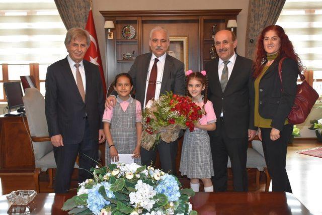 Gazi İlkokulu öğrencileri Vali Güvençer’i bayramlarına davet etti