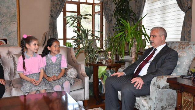 Gazi İlkokulu öğrencileri Vali Güvençer’i bayramlarına davet etti