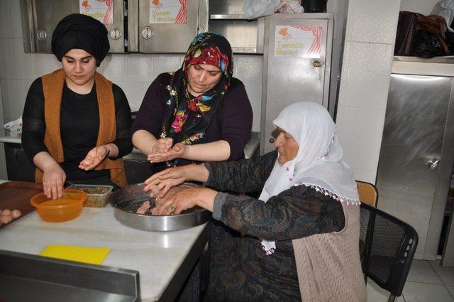 Kızlar, anneleriyle ‘Muş Köftesi’ yarışmasına katıldı