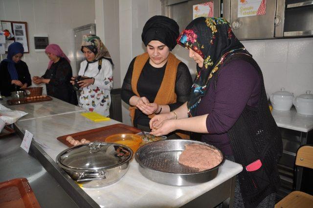 Kızlar, anneleriyle ‘Muş Köftesi’ yarışmasına katıldı