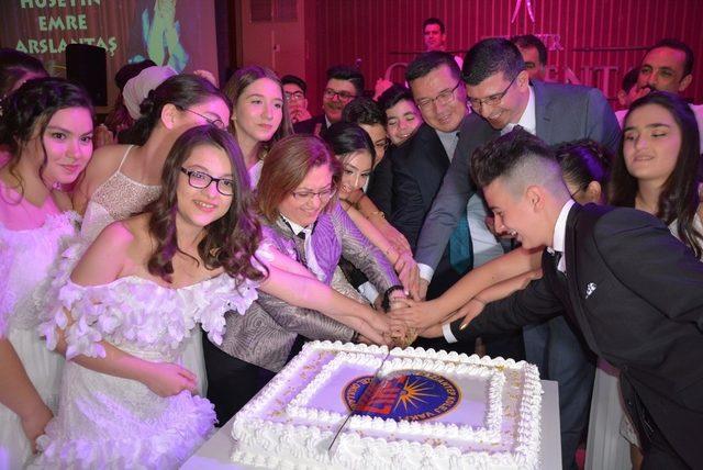 Belediye Başkanı Fatma Şahin öğrencilerle mezuniyet pastasını kesti
