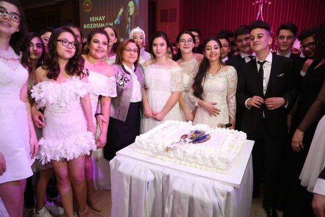 Belediye Başkanı Fatma Şahin öğrencilerle mezuniyet pastasını kesti