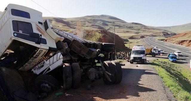 Erzurum'da kaçakları taşıyan kamyon devrildi: 2 ölü, 101 yaralı (3)- Yeniden
