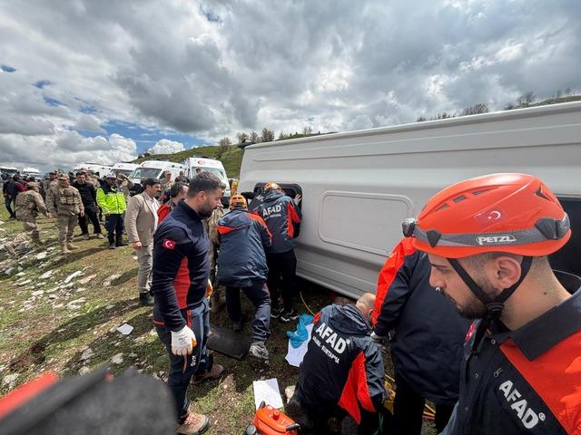 Diyarbakır da midib&uuml;s&uuml;n devrilmesi sonucu ilk belirlemelere g&ouml;re 11 kişi yaralandı 4