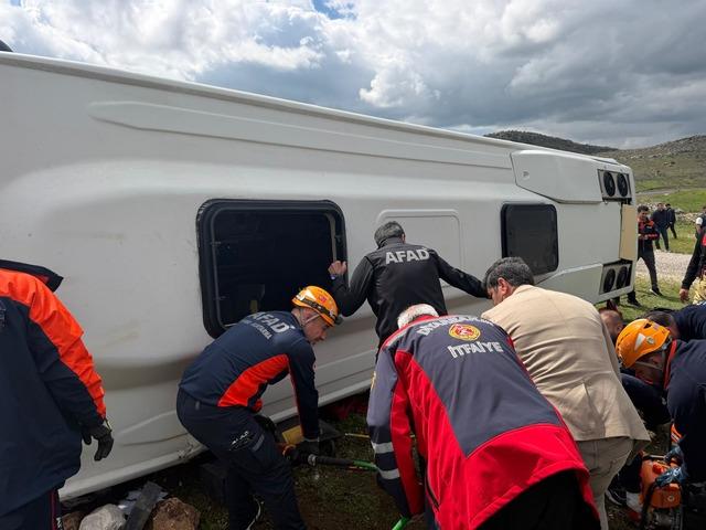 Diyarbakır da midib&uuml;s&uuml;n devrilmesi sonucu ilk belirlemelere g&ouml;re 11 kişi yaralandı 3