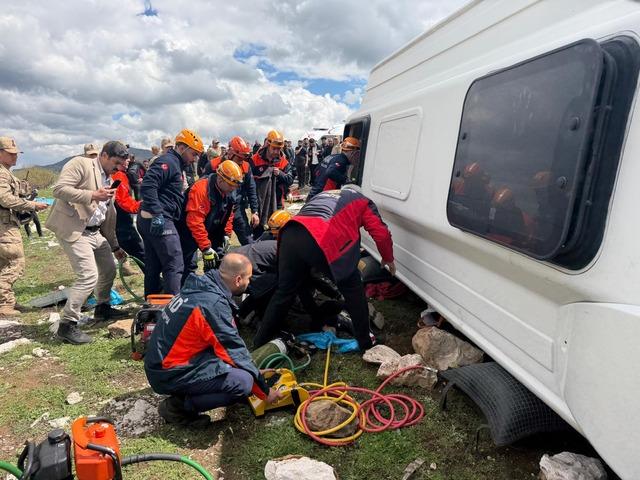Diyarbakır da midib&uuml;s&uuml;n devrilmesi sonucu ilk belirlemelere g&ouml;re 11 kişi yaralandı 2