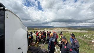 Diyarbakır'da midibüsün devrilmesi sonucu ilk belirlemelere göre 11 kişi yaralandı
