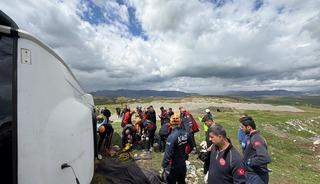 Diyarbakır'da midib&uuml;s&uuml;n devrilmesi sonucu ilk belirlemelere g&ouml;re 11 kişi yaralandı