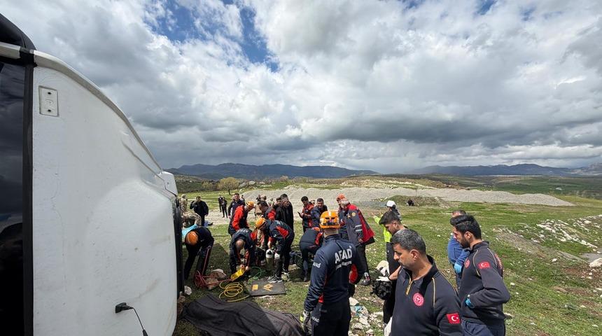 Diyarbakır'da midib&uuml;s&uuml;n devrilmesi sonucu ilk belirlemelere g&ouml;re 11 kişi yaralandı
