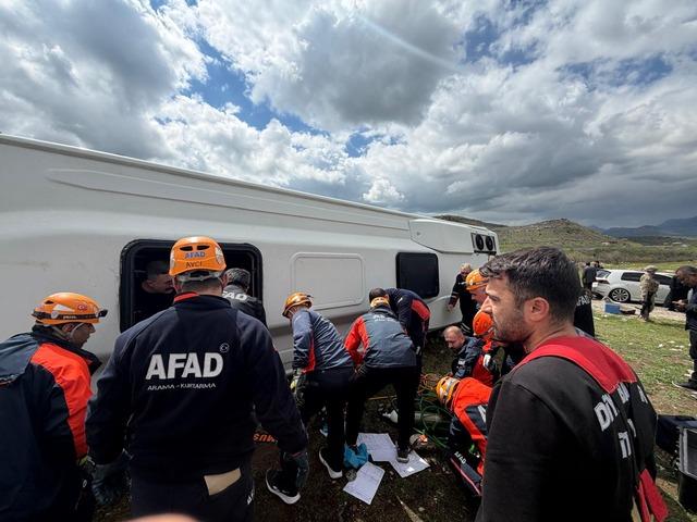 Diyarbakır da midib&uuml;s&uuml;n devrilmesi sonucu ilk belirlemelere g&ouml;re 11 kişi yaralandı 1