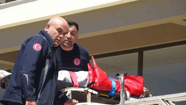 4 &uuml;nc&uuml; kattan tente &uuml;zerine d&uuml;şen gen&ccedil; adam i&ccedil;in seferber oldular 11