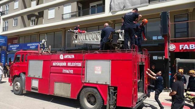 4 &uuml;nc&uuml; kattan tente &uuml;zerine d&uuml;şen gen&ccedil; adam i&ccedil;in seferber oldular 10