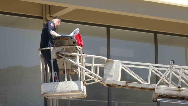 4 &uuml;nc&uuml; kattan tente &uuml;zerine d&uuml;şen gen&ccedil; adam i&ccedil;in seferber oldular 9