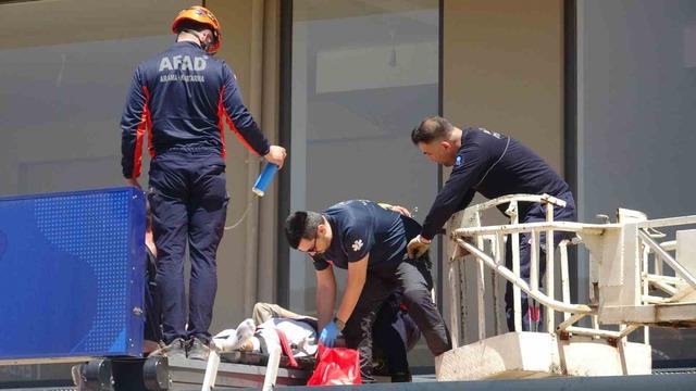 4 &uuml;nc&uuml; kattan tente &uuml;zerine d&uuml;şen gen&ccedil; adam i&ccedil;in seferber oldular 8