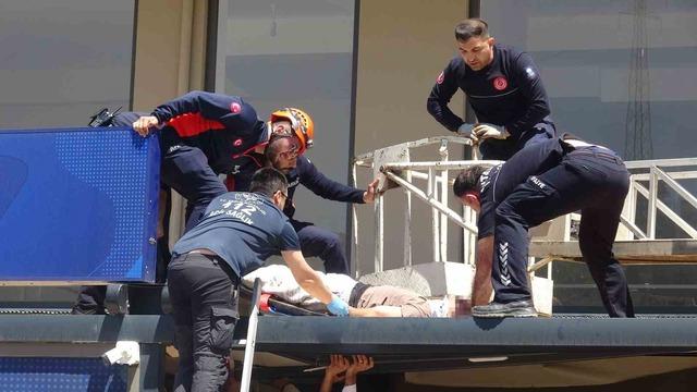 4 &uuml;nc&uuml; kattan tente &uuml;zerine d&uuml;şen gen&ccedil; adam i&ccedil;in seferber oldular 7