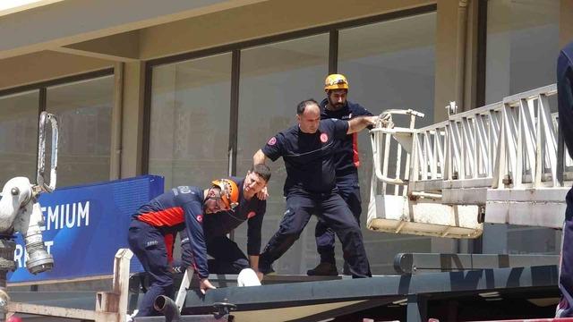 4 &uuml;nc&uuml; kattan tente &uuml;zerine d&uuml;şen gen&ccedil; adam i&ccedil;in seferber oldular 5