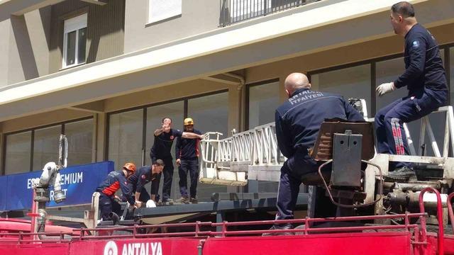 4 &uuml;nc&uuml; kattan tente &uuml;zerine d&uuml;şen gen&ccedil; adam i&ccedil;in seferber oldular 4